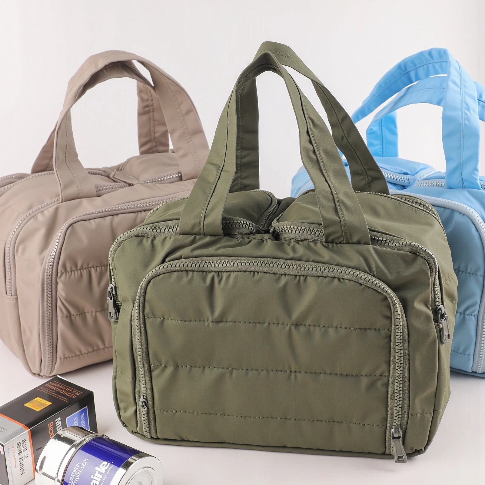Multi-Compartment Quilted Simple and Stylish Solid Color Portable Travel Toiletry and Makeup Bag, Multifunctional Large Capacity Lightweight Soft Stain-Resistant Large Opening Toiletry Bag for Men and Women, with Dry and Wet